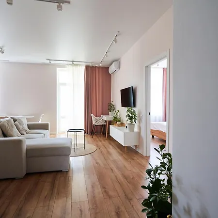 Step Out To Stores & Parks - 1br On Blvd アパート キシナウ